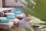 Beit Al Bahar Royal 2 Bedroom Villa шезлонги у бассейна